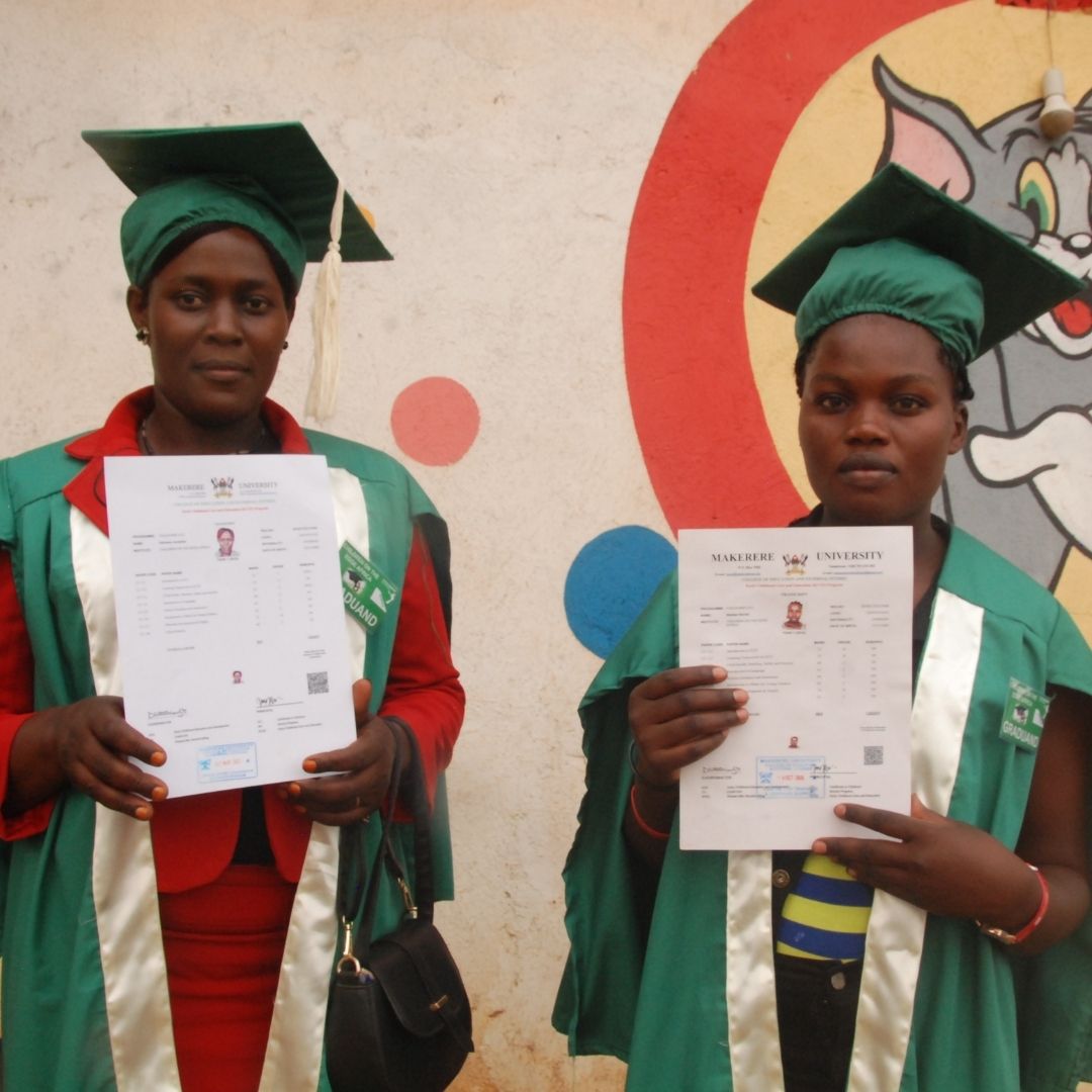 Graduate teachers with their certificates